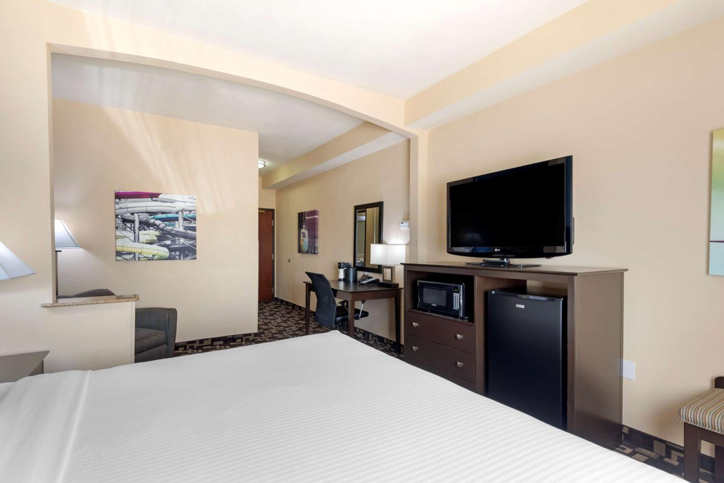 Best Western Plus Arlington North Hotel and Suites — 7
