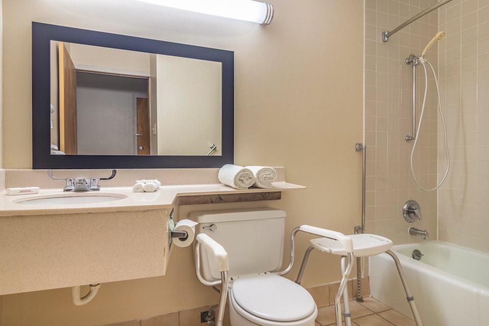 Ramada Austinburg/Ashtabula — 8