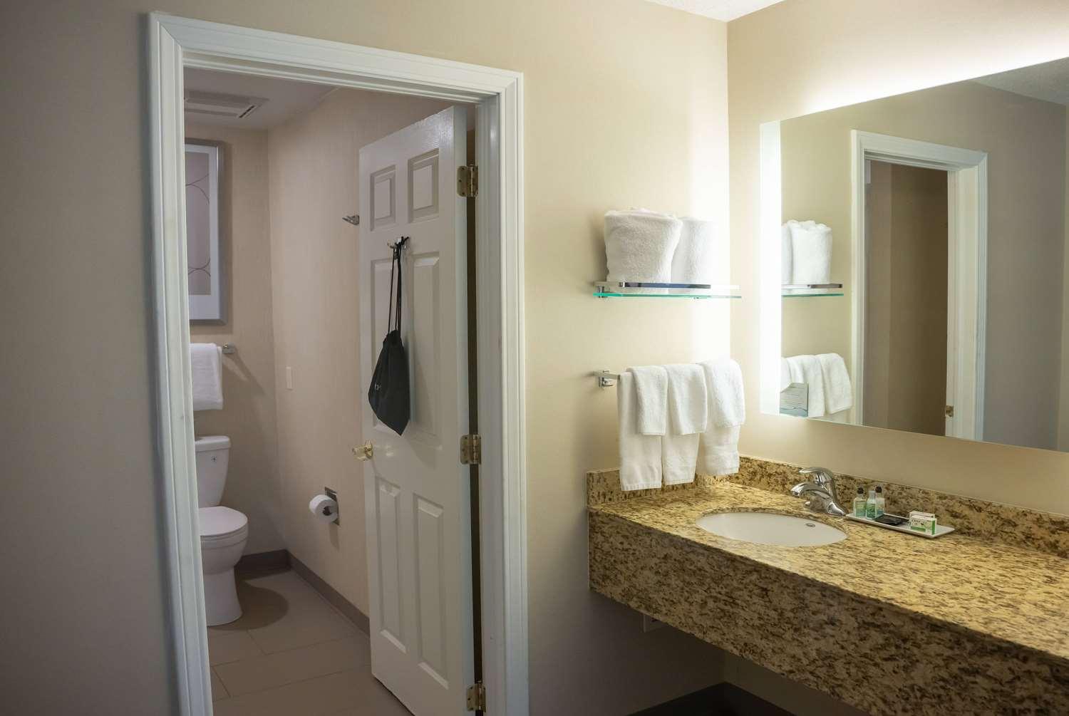 Hawthorn Suites by Wyndham Erie — 7