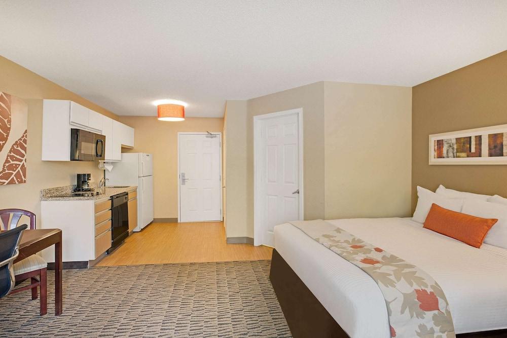 MainStay Suites Detroit Farmington Hills — 10