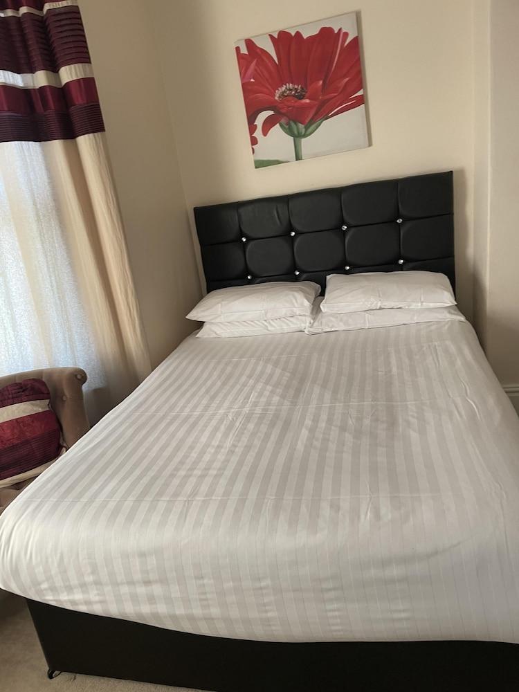 Diamonds Lodge Ltd (Ex Crossways Guest House) — 9