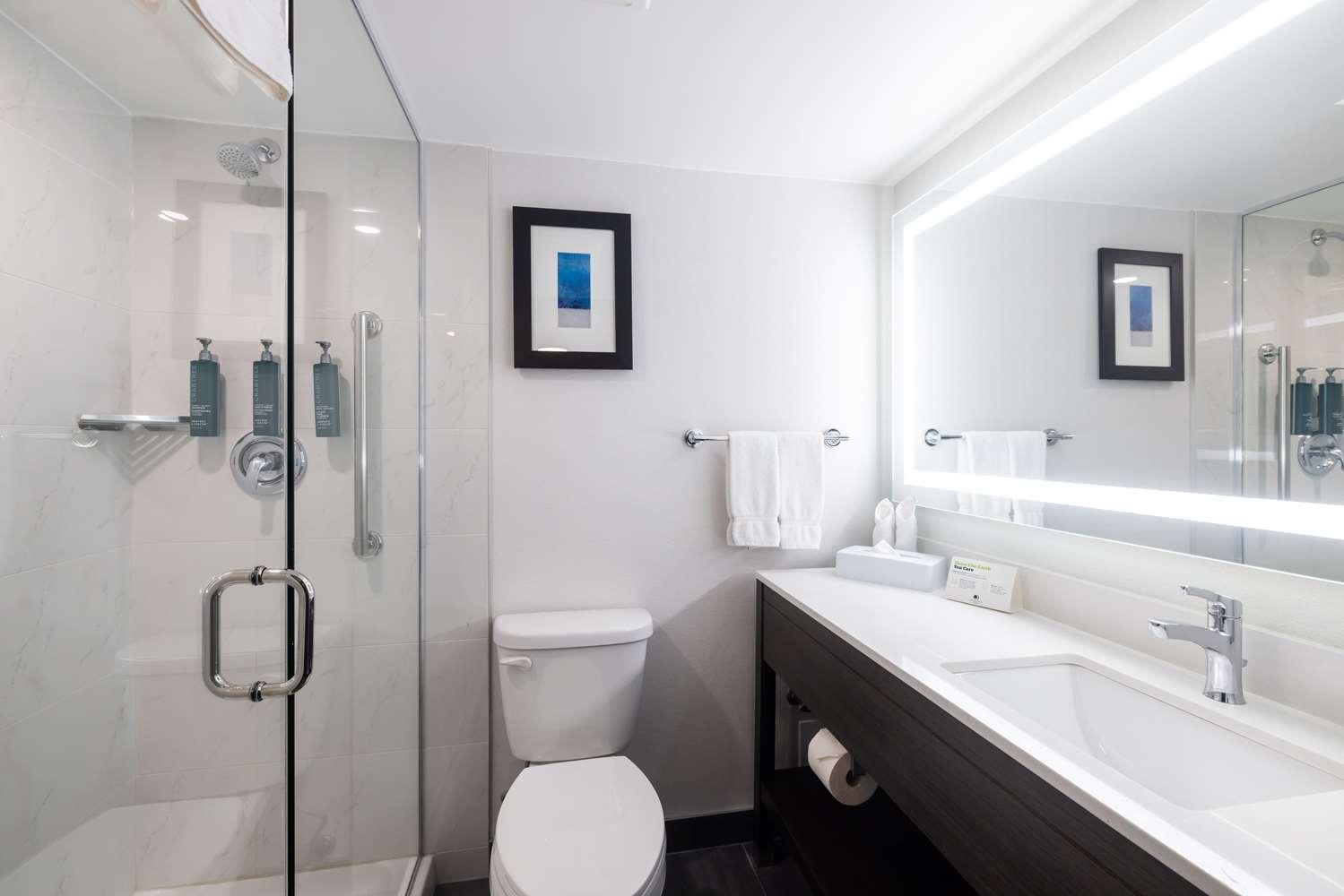 DoubleTree by Hilton Calgary North 83776 — 2