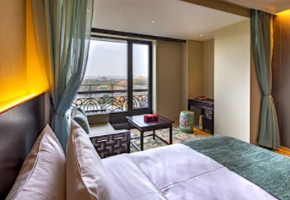 GRAND HOTEL — 8