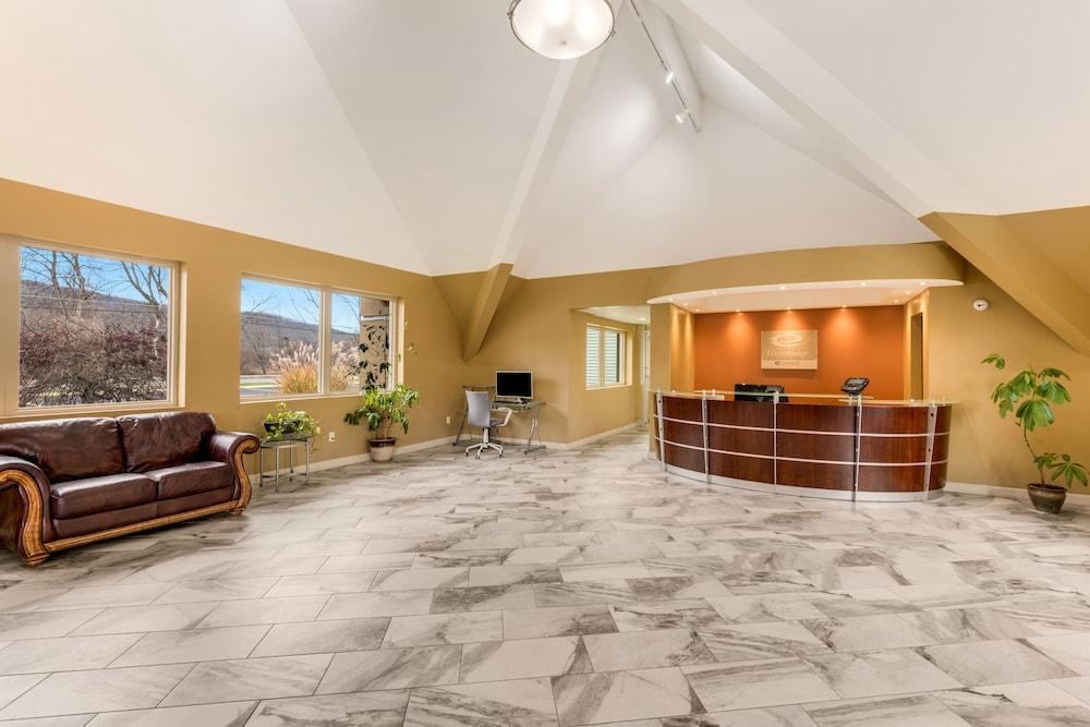 Econo Lodge Inn And Suites — 3