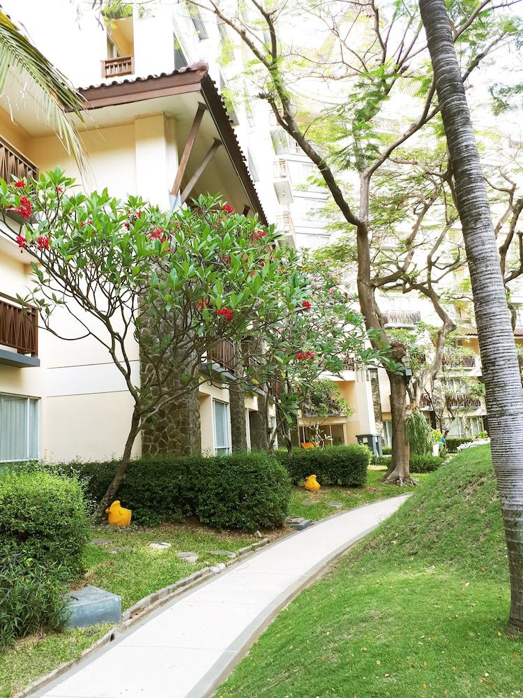 Grand Tropic Suites Hotel Surabaya 14544 — 7