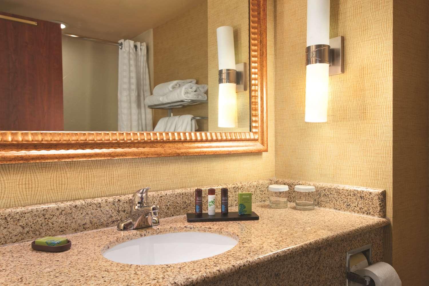 Embassy Suites By Hilton E Peoria Riverfront Conf Center — 9