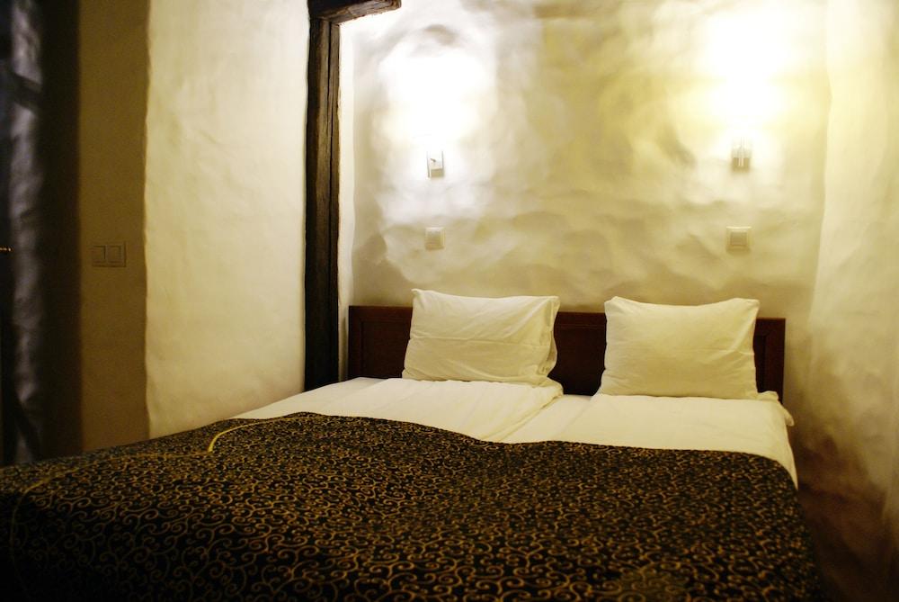 GOTTHARD HOTEL 916565 — 9