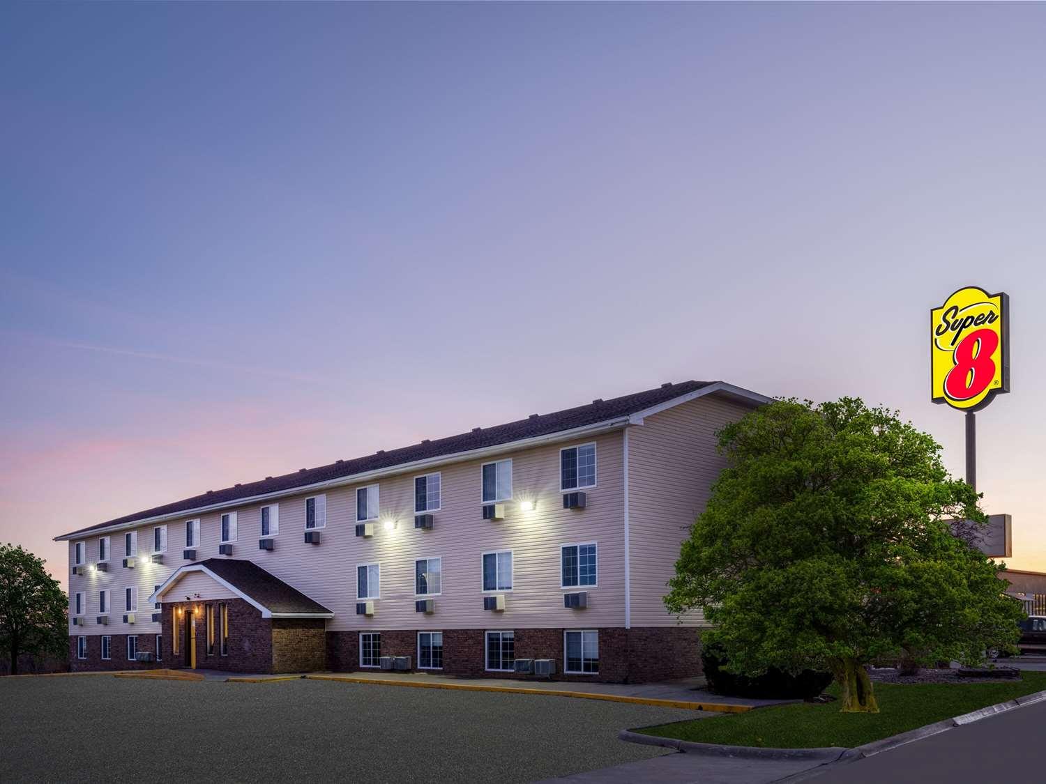 Super 8 By Wyndham Clinton