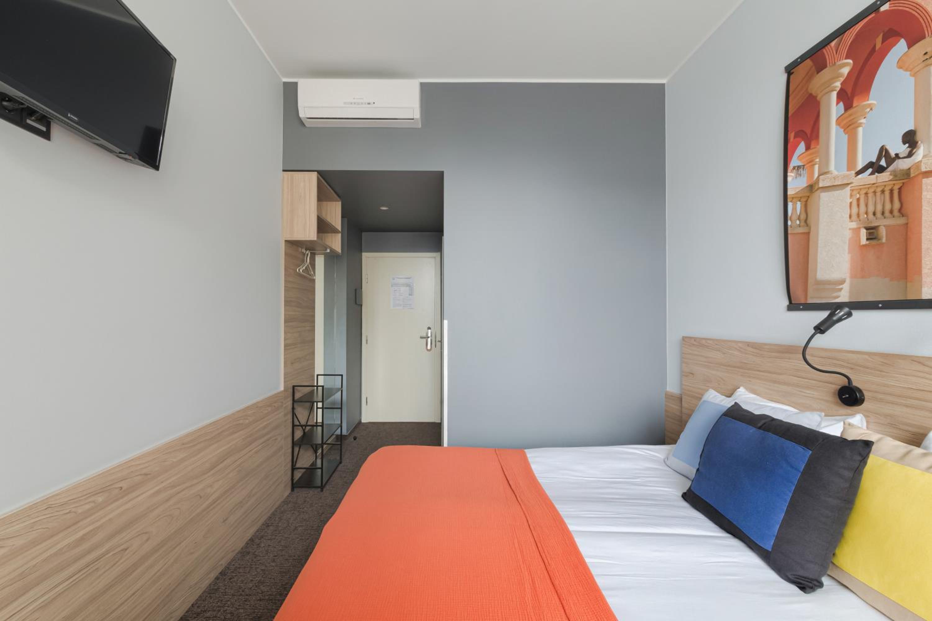 Corner Hotel 1058848 — 6