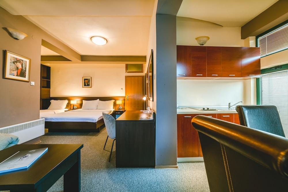HOTEL KETO — 4