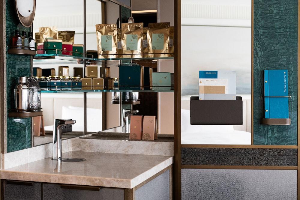 Island Shangri La Hong Kong 11424 — 7