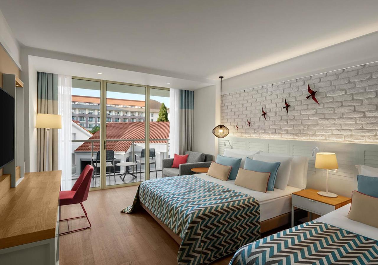 Holiday Inn Express Dubai Safa Park — 1