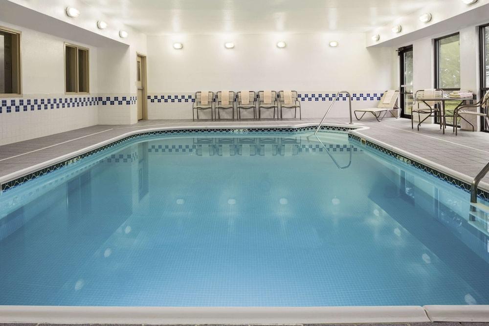 HAMPTON INN FINDLAY — 3