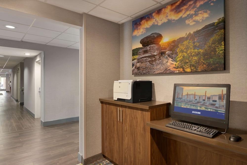 HAMPTON INN ST. LOUIS/COLUMBIA, IL — 7