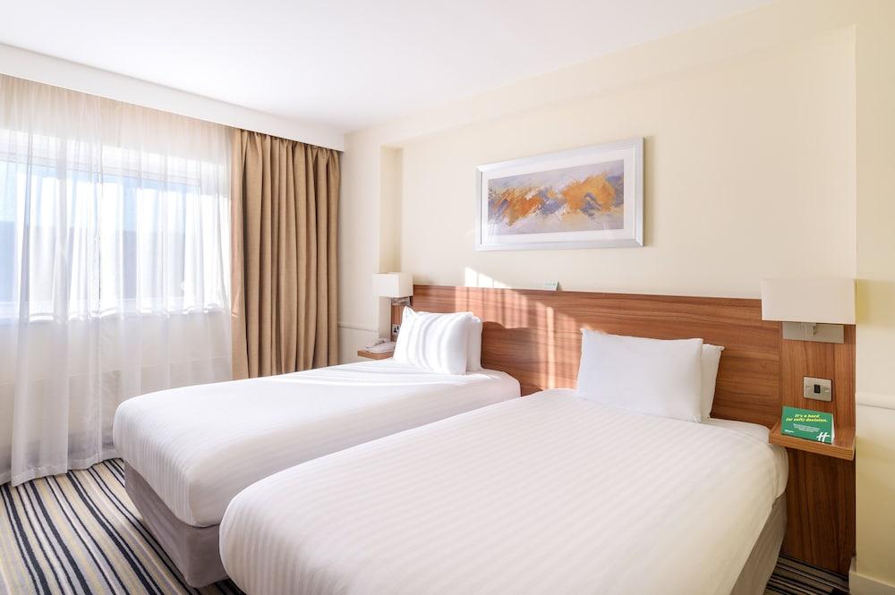 HOLIDAY INN LEEDS GARFORTH — 9