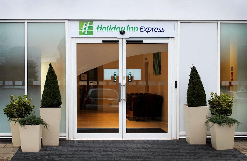 Holiday Inn Express Wakefield — 1