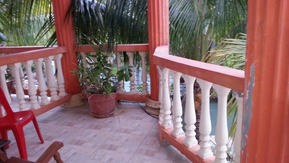 La Delphina Bed and Breakfast Bar and Grill — 2
