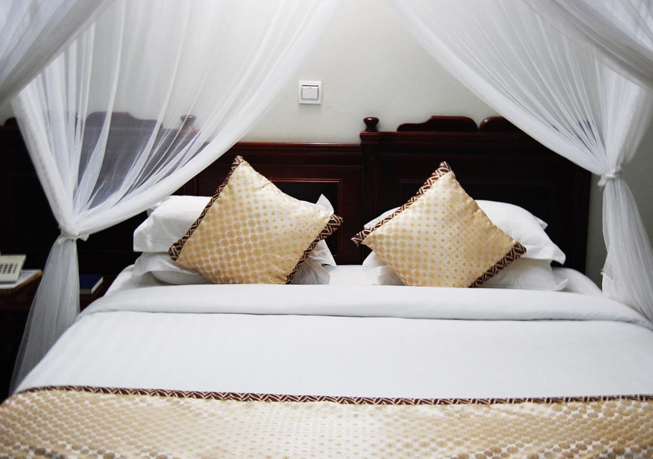 MC ELLYS HOTEL(V) — 9