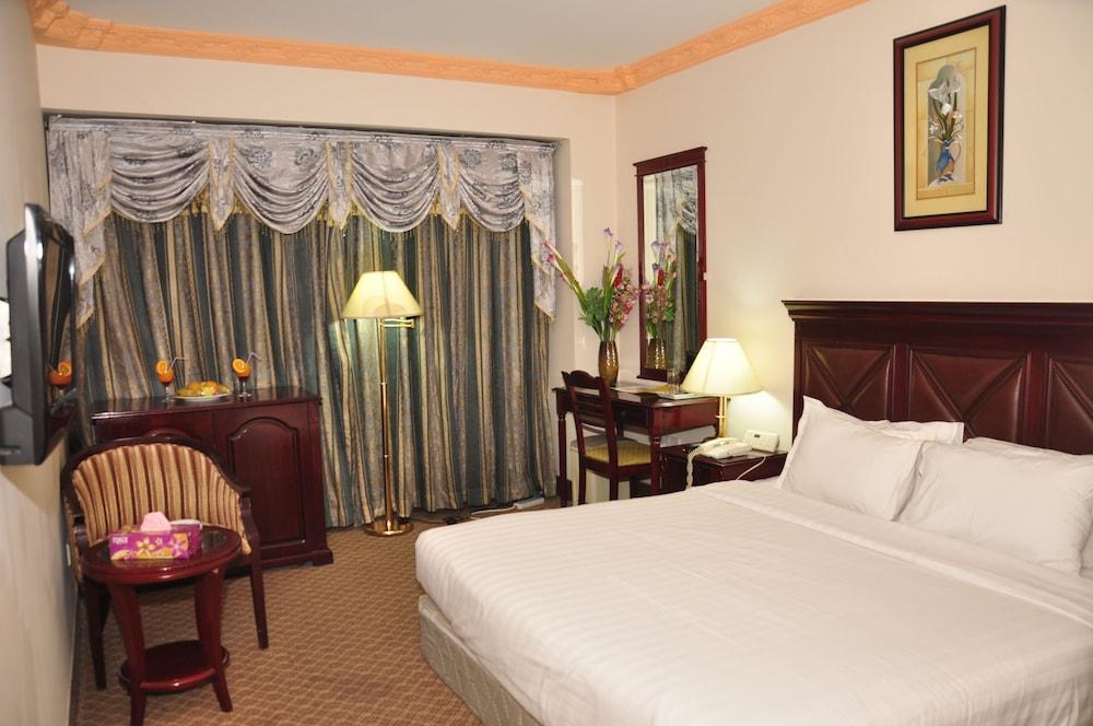 HOTEL SWEET DREAM — 8