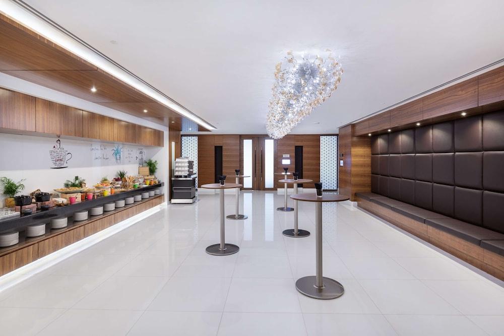 RADISSON BLU HOTEL, DUBAI WATERFRONT — 10