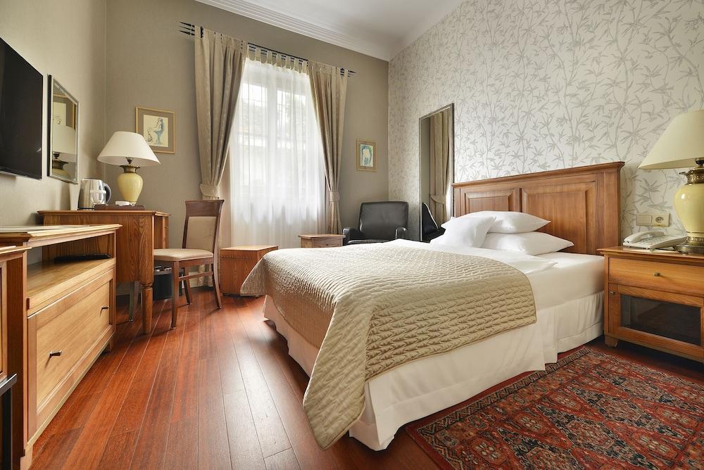 MARROL'S HOTEL — 6