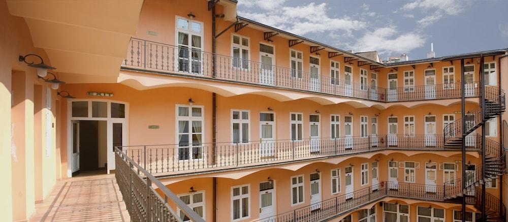 Ariston & Ariston Patio — 3