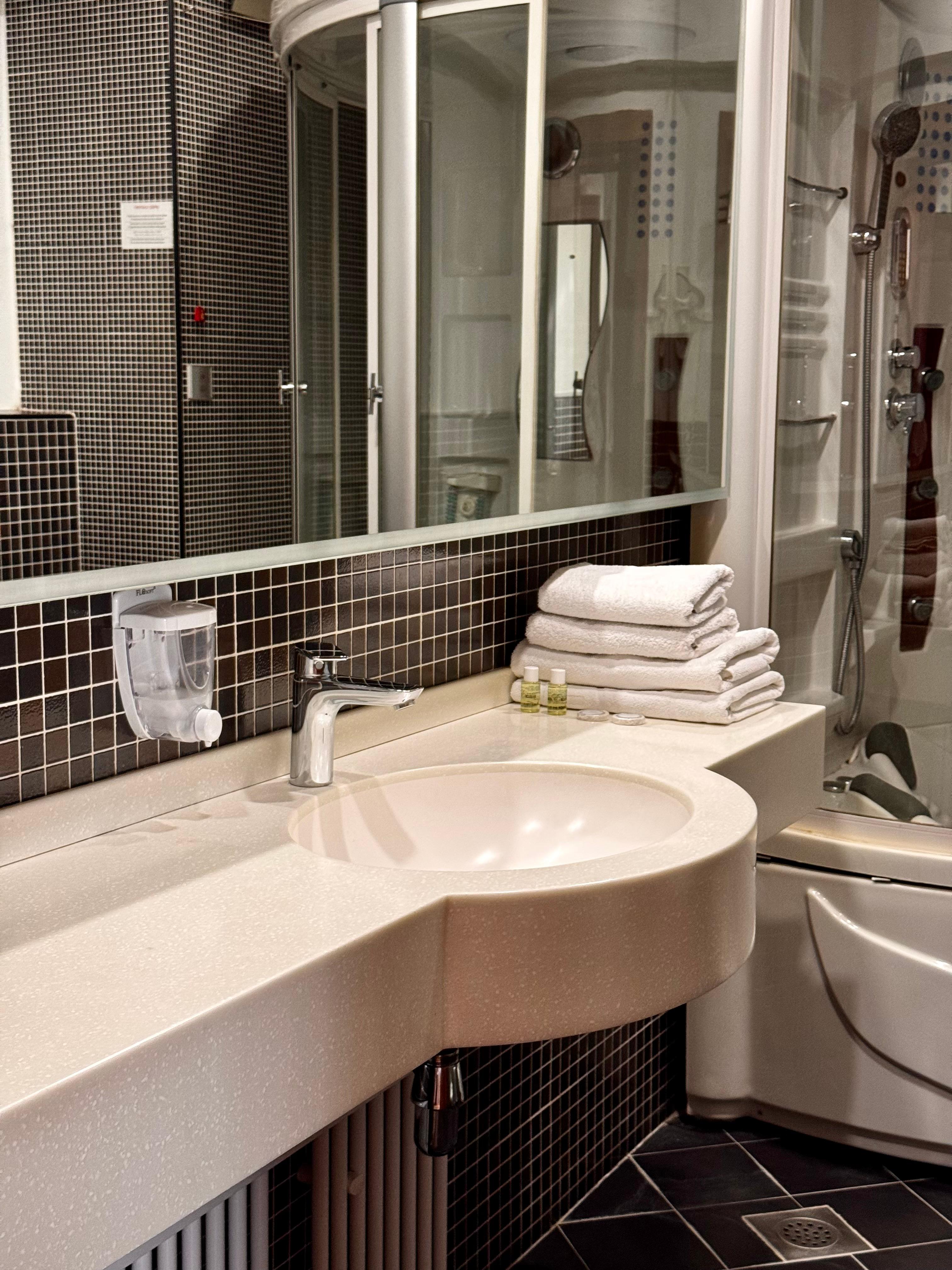 EXCLUSIVE HOTEL 969725 — 10