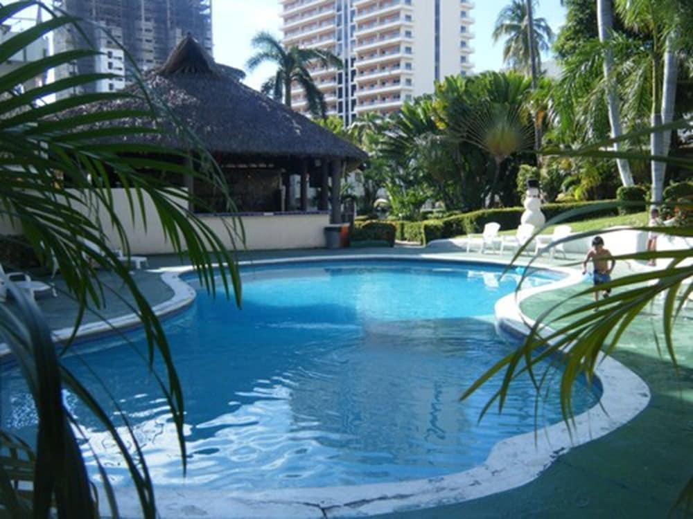 El Tropicano — 7