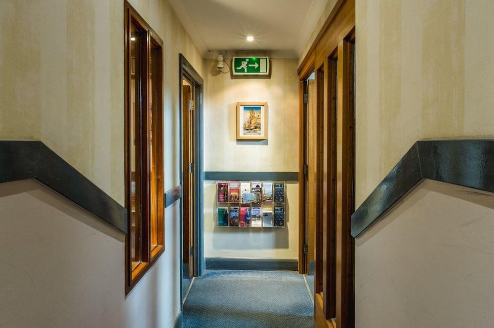 VICTORIA HOUSE HOTEL — 4