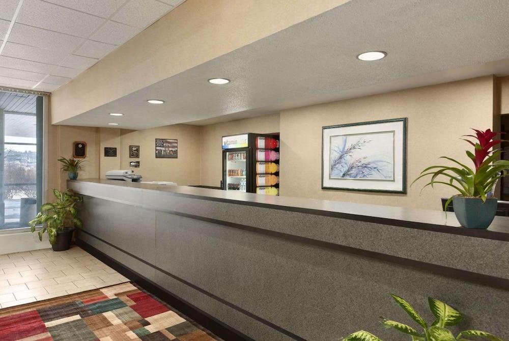 Red Carpet Inn and Suites Hazleton — 2