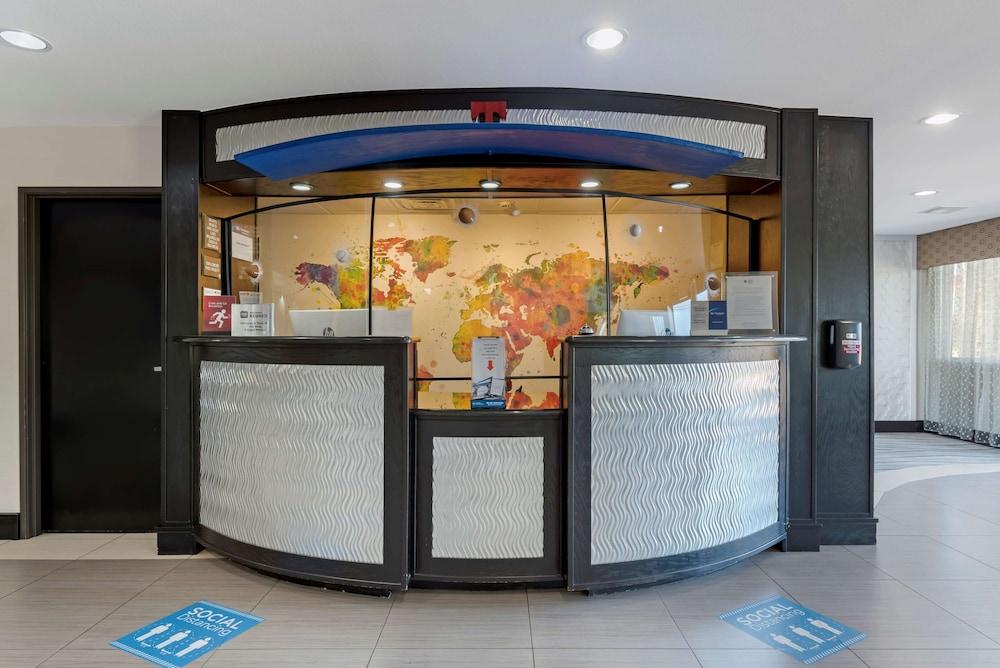 Best Western Plus Arlington North Hotel and Suites — 5
