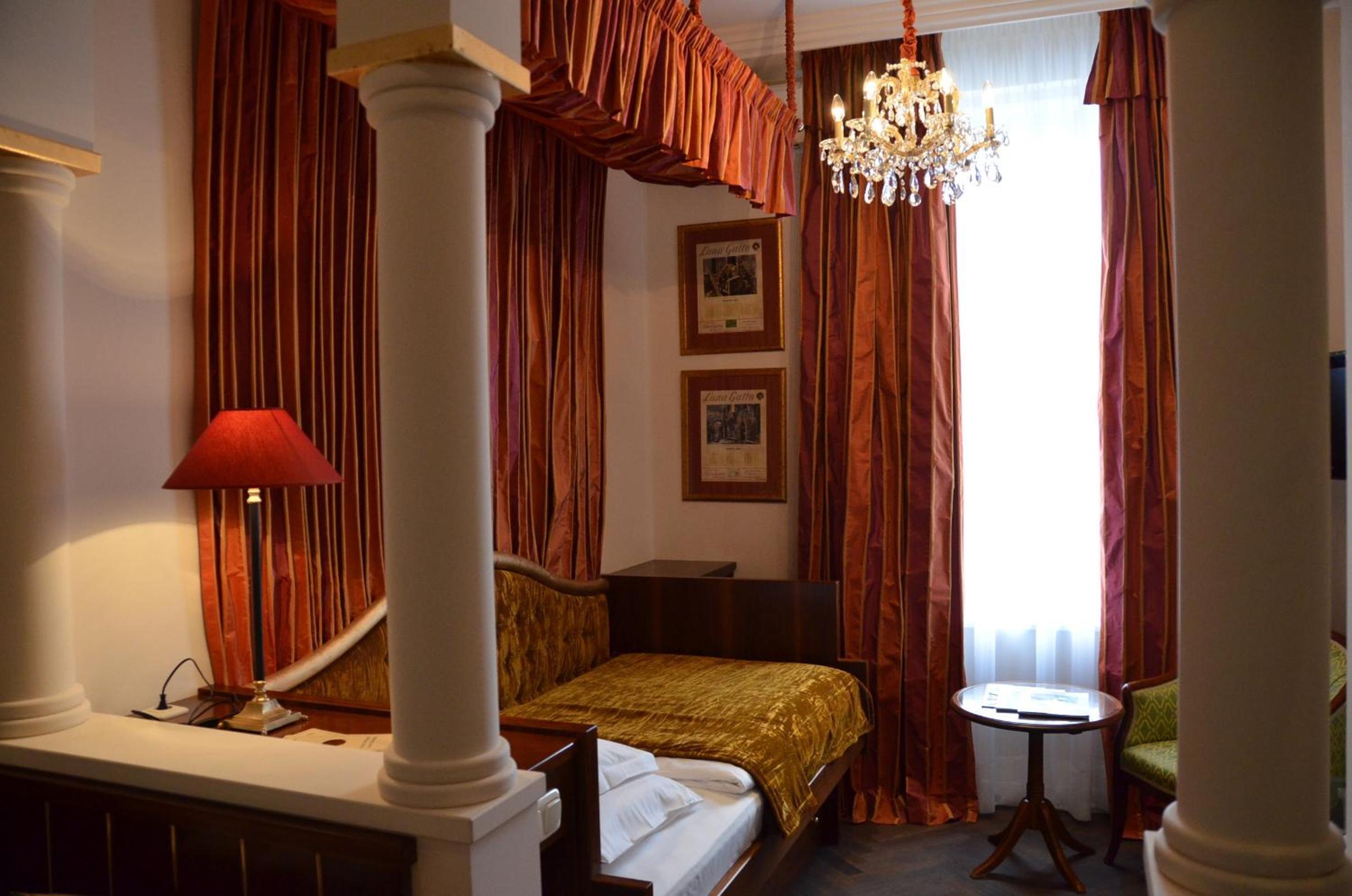 HOTEL BRISTOL — 6