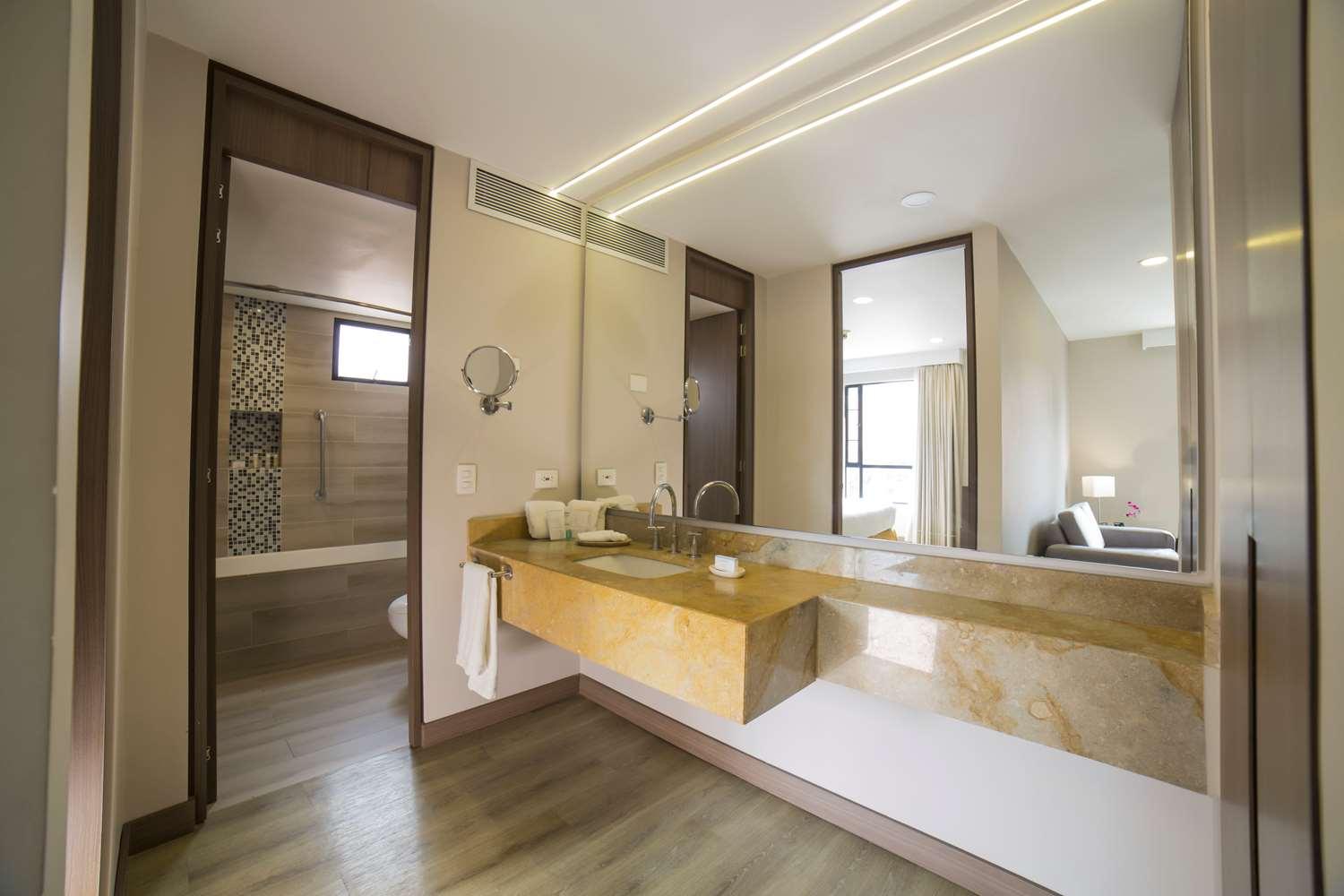 Embassy Suites by Hilton Bogota Rosales — 4