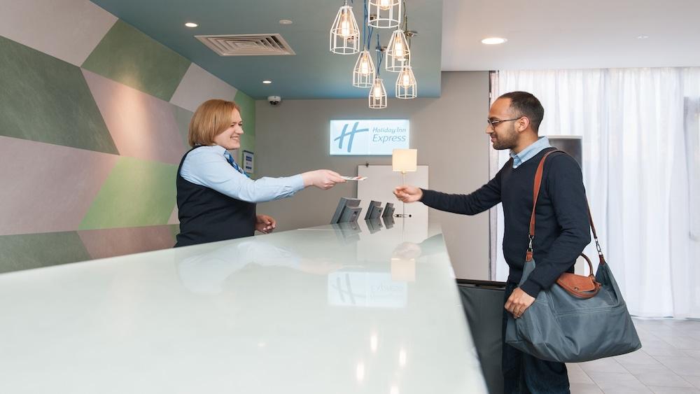 Holiday Inn Express Aberdeen Airport — 8