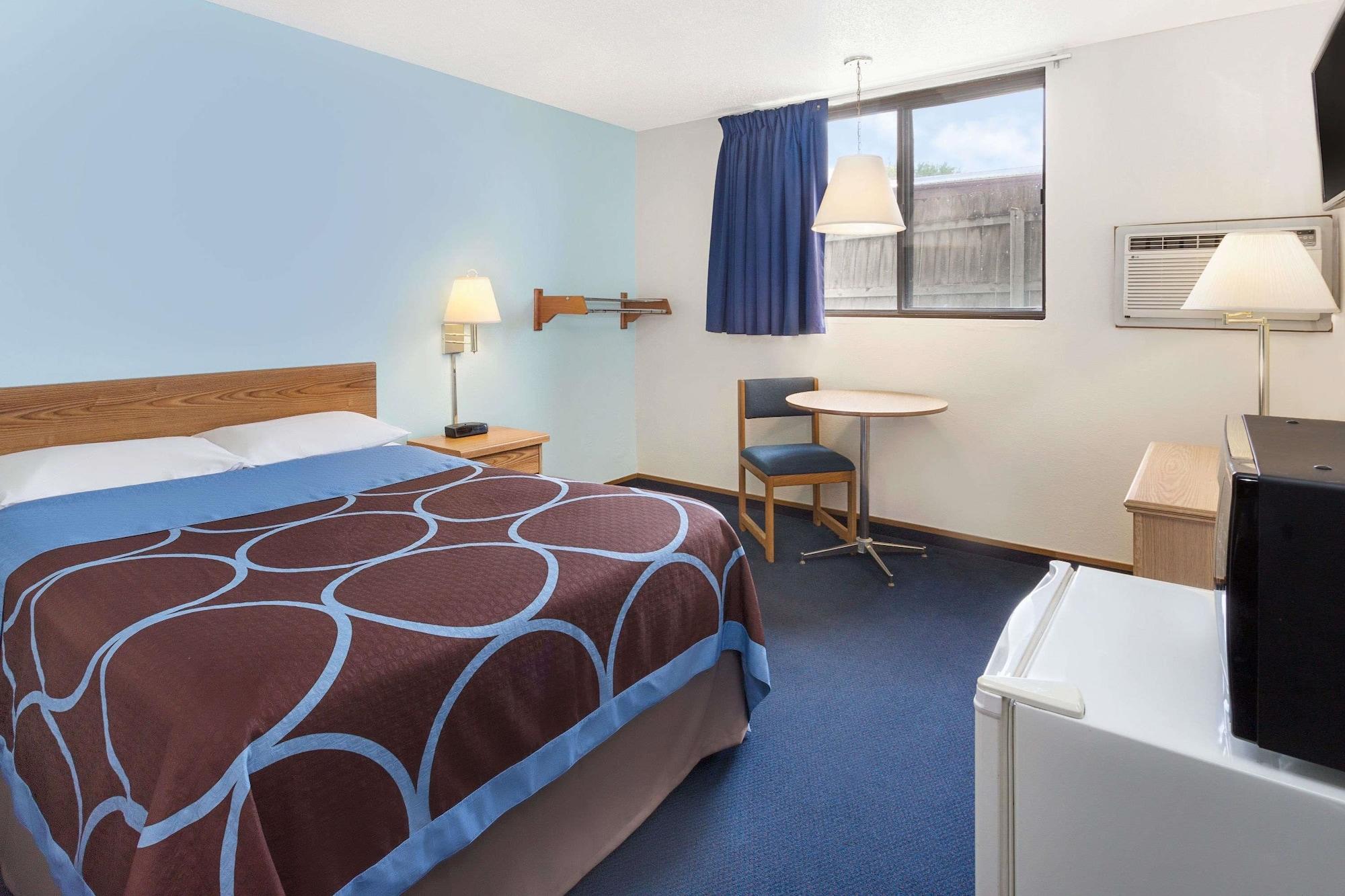 Super 8 By Wyndham Clinton — 10