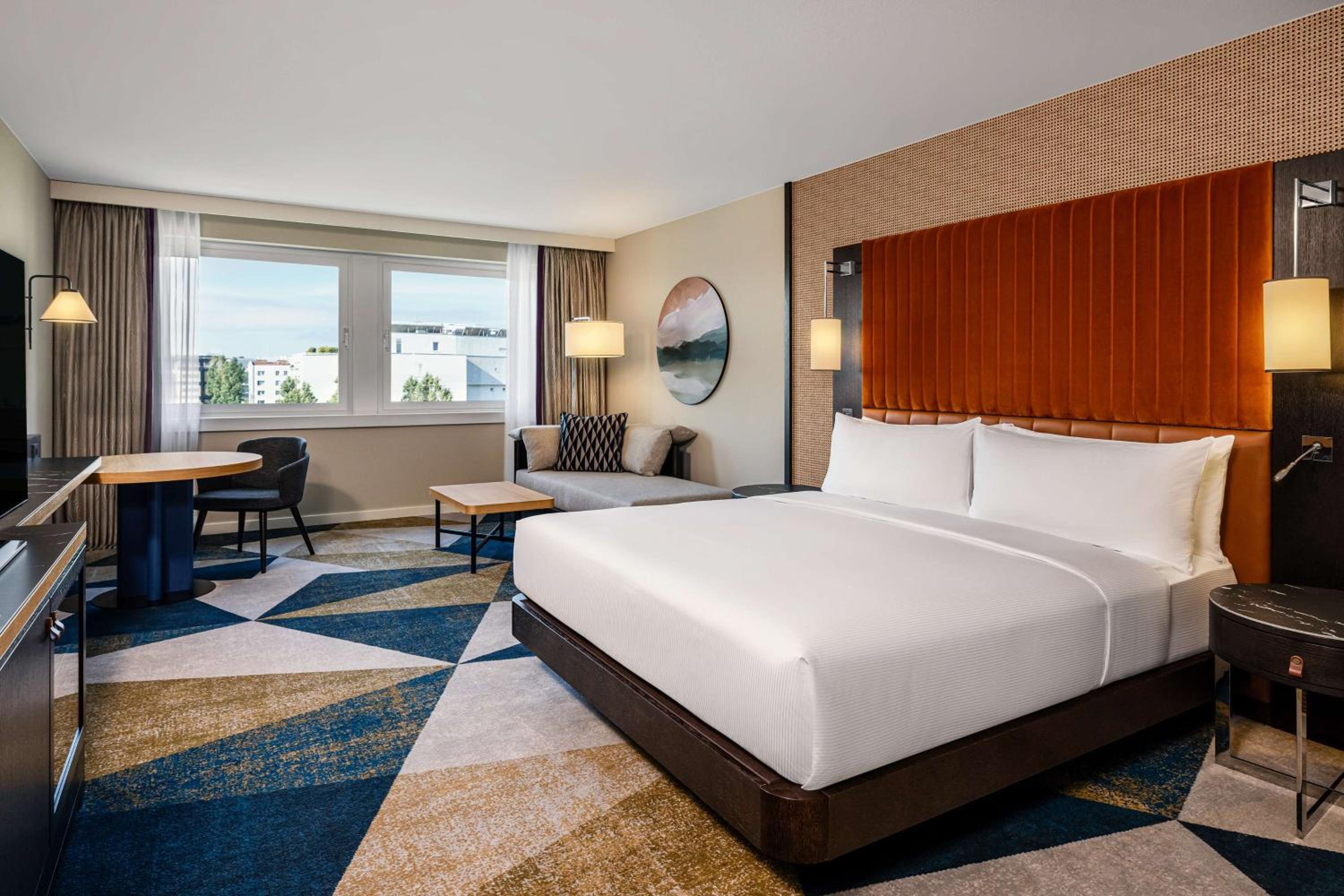 HILTON VIENNA DANUBE WATERFRONT 2304 — 4