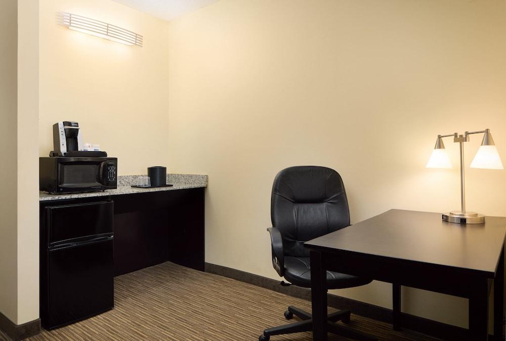 Holiday Inn Express & Suites Alpharetta - Windward Parkway — 10