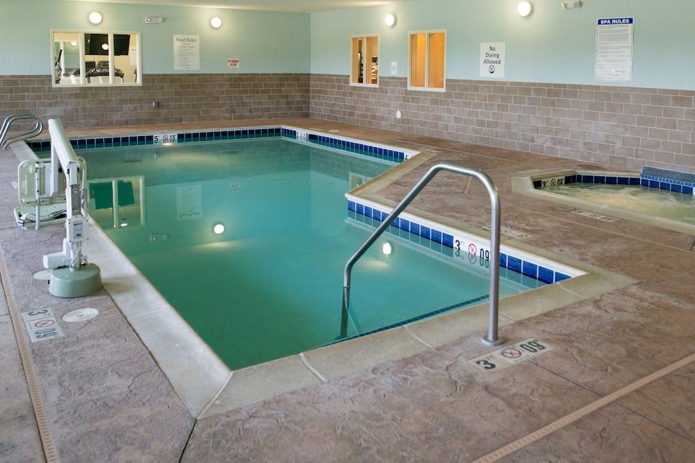 HOLIDAY INN EXPRESS HOTEL & SUITES ALBERT LEA - I-35 — 5