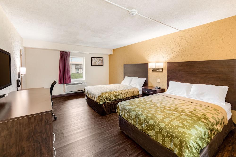 Econo Lodge Inn And Suites — 6