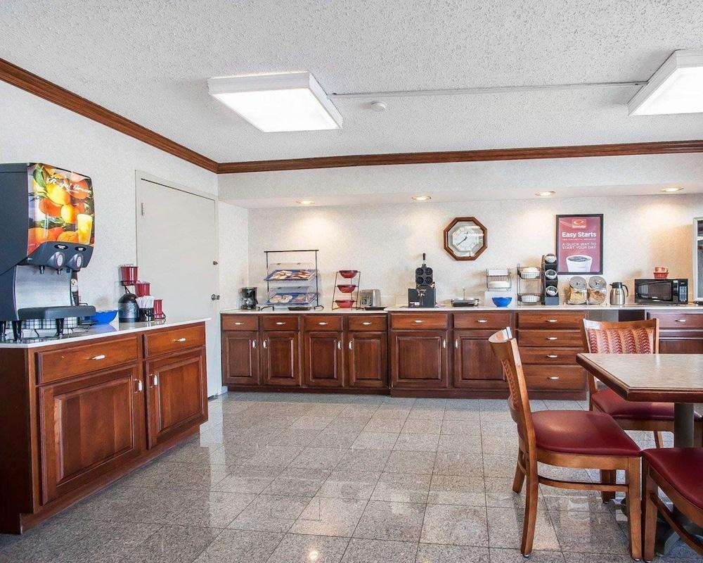 Econo Lodge Dyersburg I-155 — 6