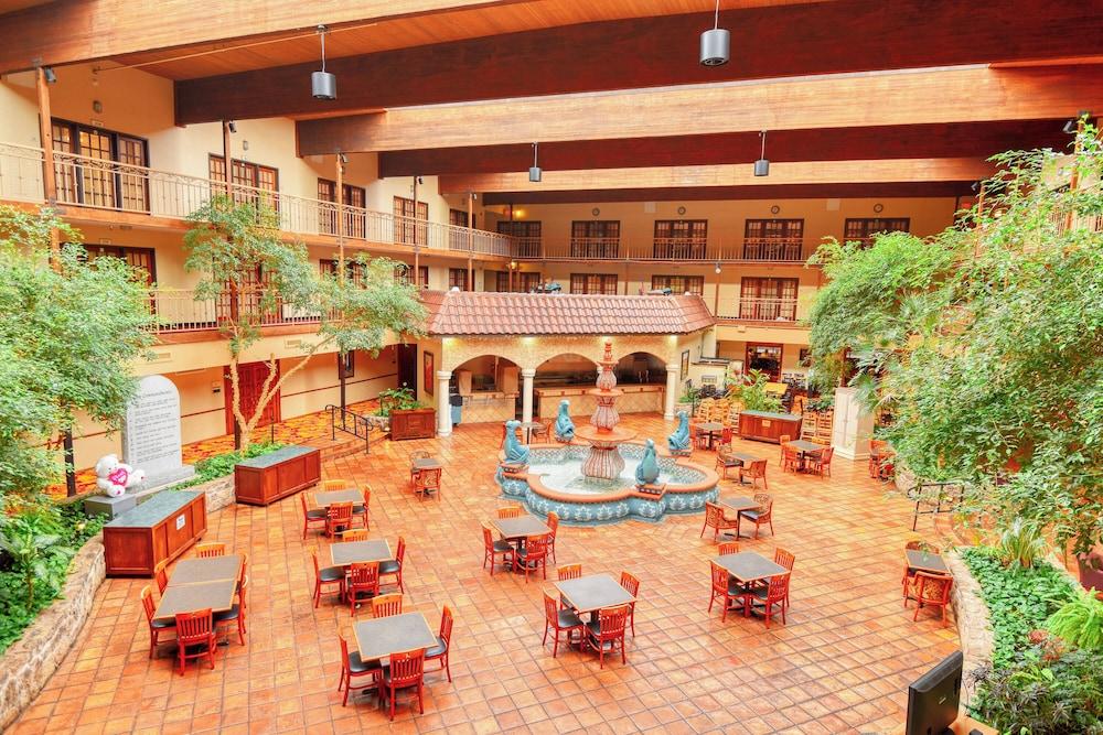 MCM Elegante Suites — 8