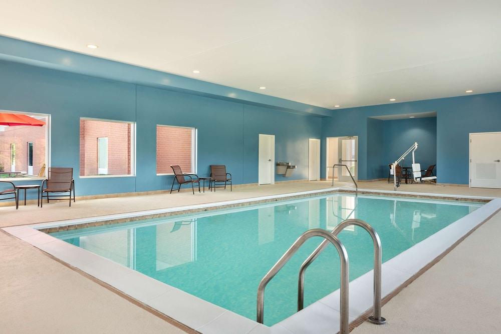 HAMPTON INN ST. LOUIS/COLUMBIA, IL — 5