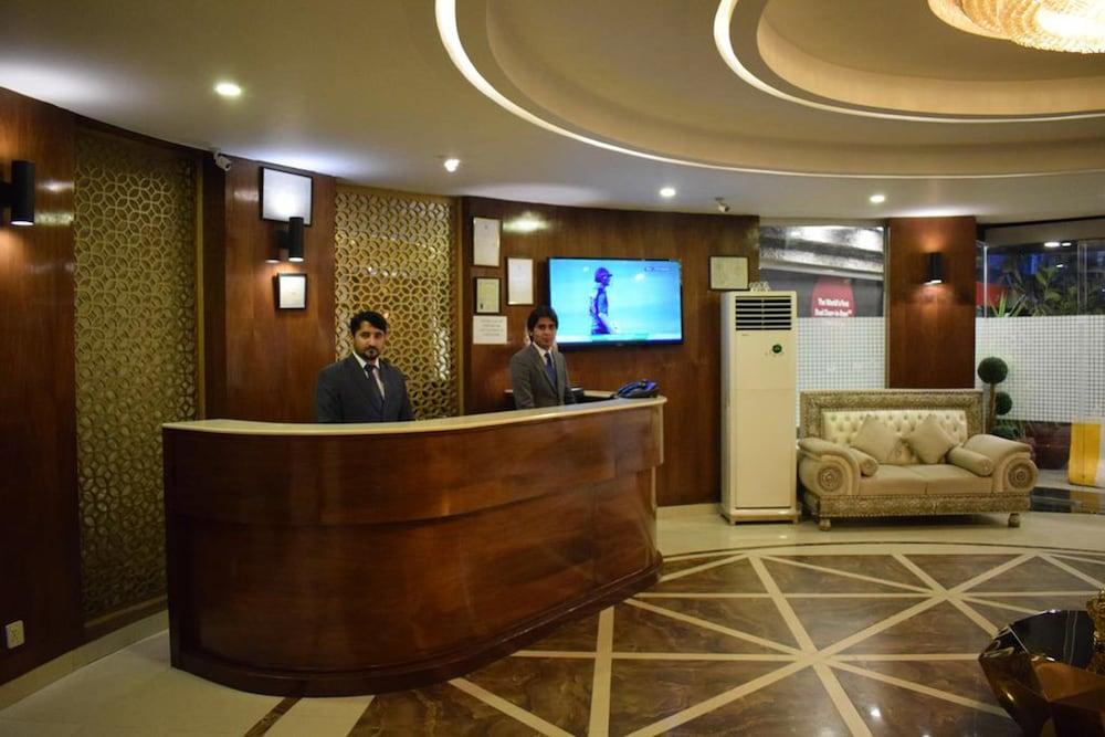 Hilton Suites (Local) 1004535 — 4