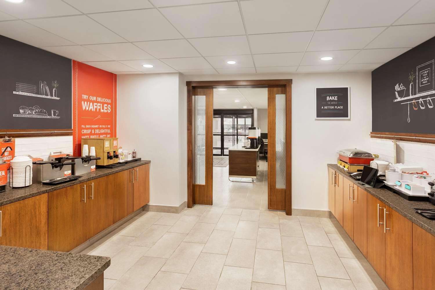Hampton Inn Milwaukee/Brookfield — 10