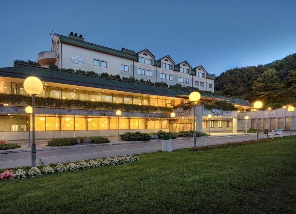 HABAKUK HOTEL 940385 — 3