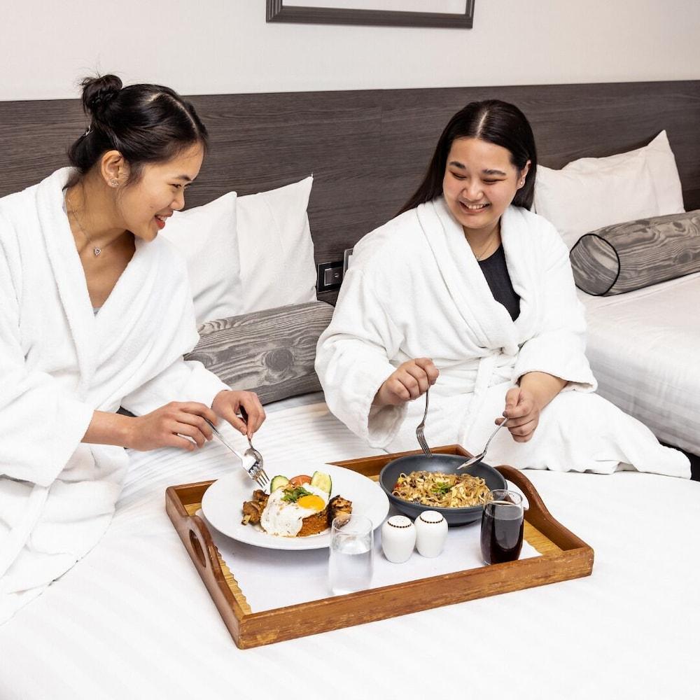 DUXTON HOTEL — 10