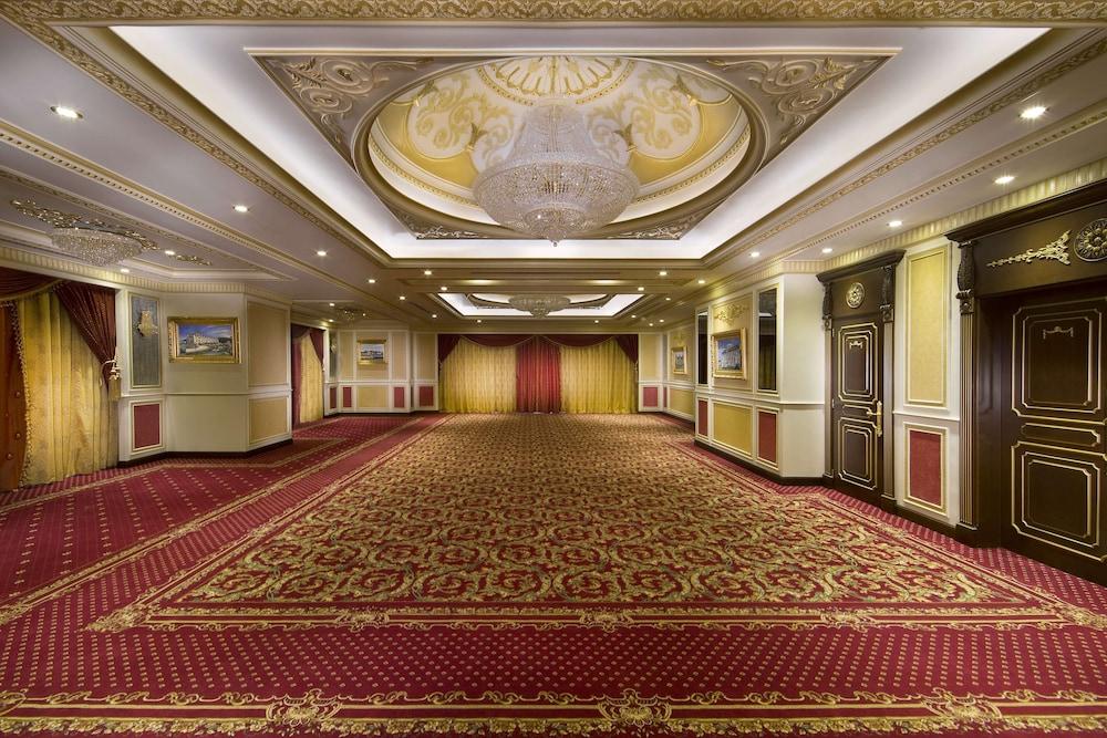 Royal Rose Abu Dhabi, a Curio Collection by Hilton Affiliated Hotel — 7