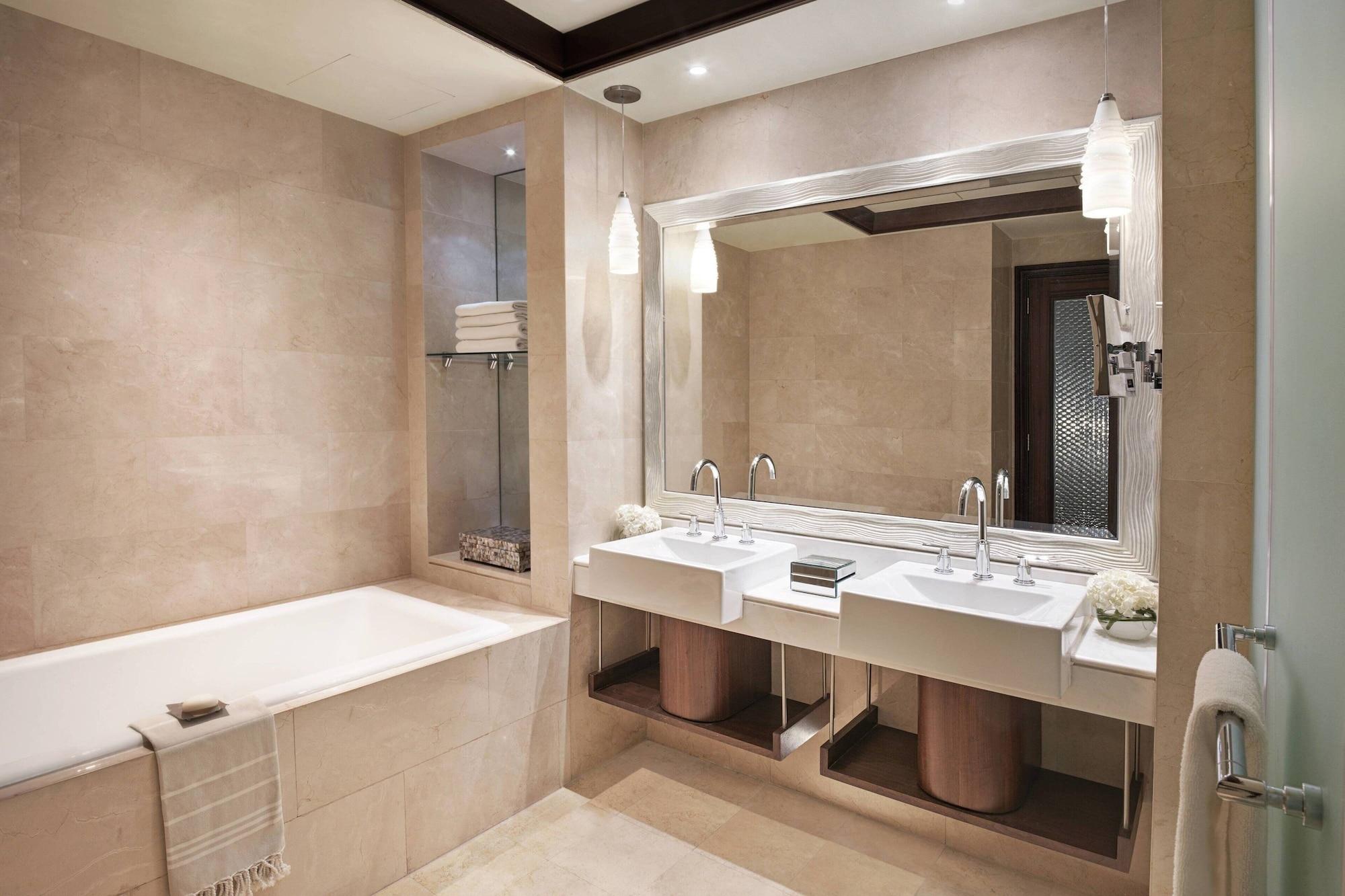 The Ritz Carlton Abu Dhabi Grand Canal — 4