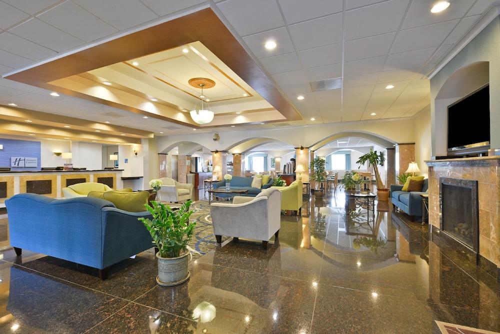 Holiday Inn Express and Suites Tacoma South Lakewood, an IHG Hotel — 7