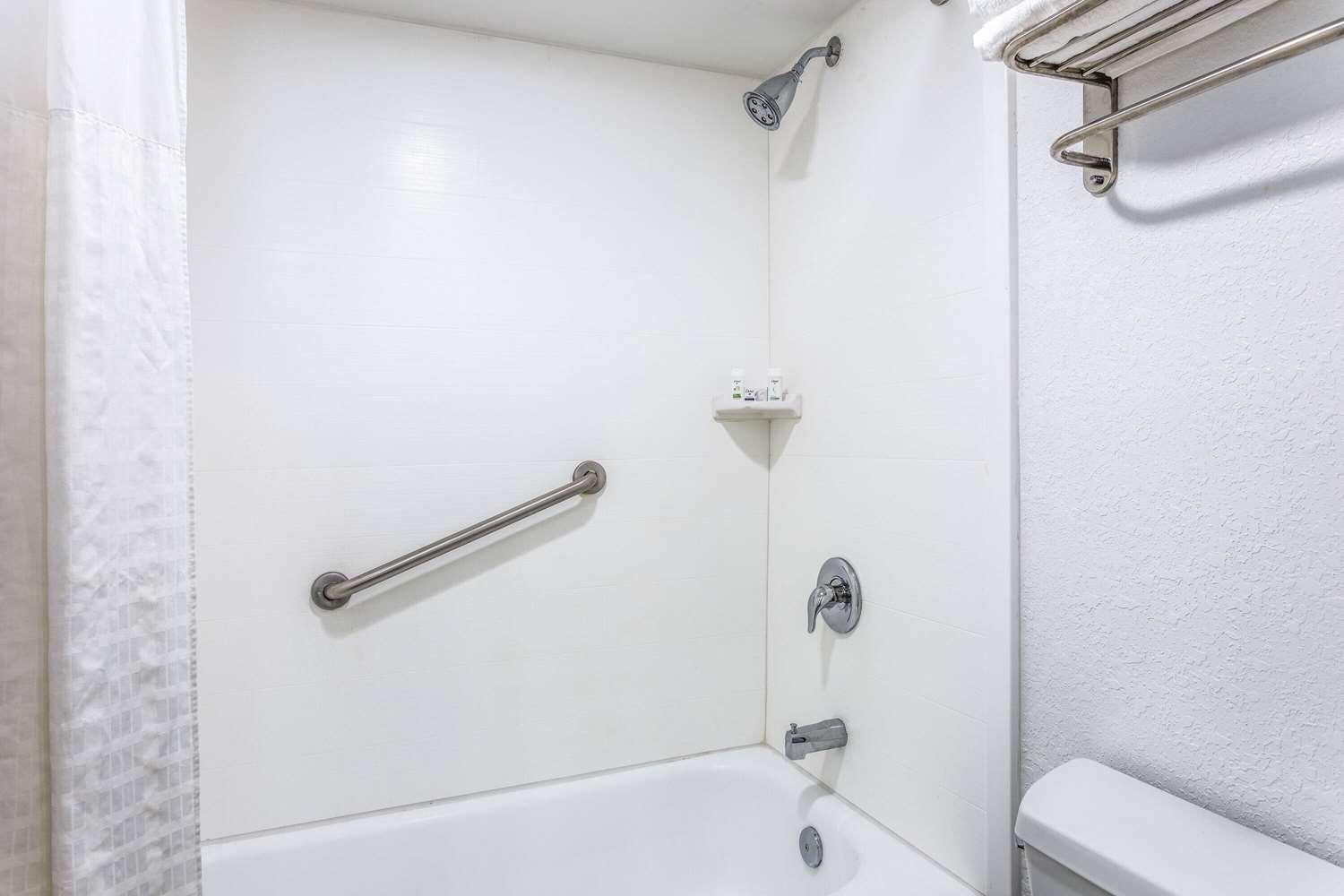 Ramada by Wyndham Altamonte Springs Near I-4 — 8